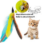 引き込み式猫のおもちゃ、1匹のポーランド人7の付属品みみずの鳥羽が付いている猫の羽の細い棒のおもちゃ サプライヤー