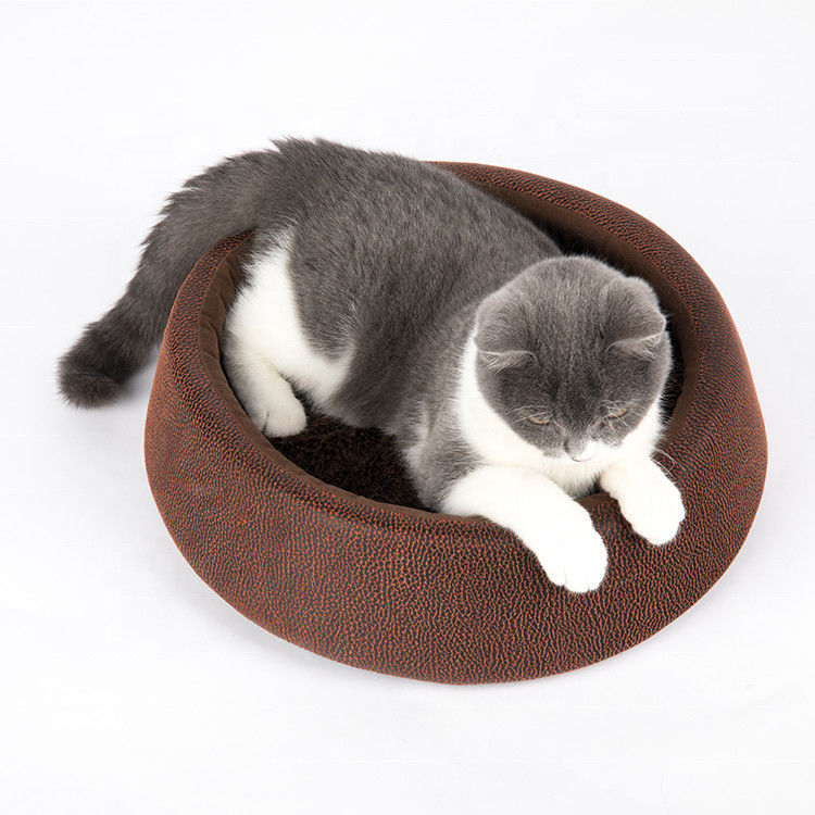 Weigth 270g柔らかい円形猫のベッドのブラウン色PUの革材料はロゴをカスタマイズしました サプライヤー